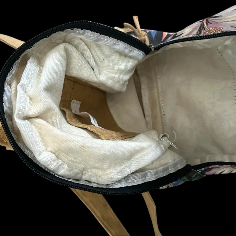 ✨ O'Neill floral backpack with adjustable straps✨ - Picture 4 of 5